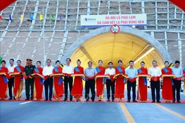 Premier de Vietnam inauguró dos tramos importantes de la autopista Norte- Sur