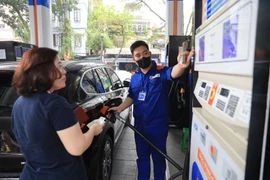 Precios de gasolina aumentan ligeramente en Vietnam