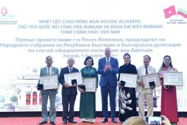 Vietnamitas que vivieron en Bulgaria se reúnen con máximo legislador búlgaro 