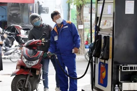 Precios de gasolina suben levemente en Vietnam