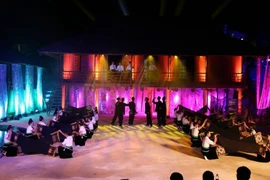 Presenten espectáculo de escena real sobre cultura tradicional de etnia Thai