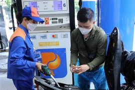 Vietnam realizó hoy ajustes al alza de los precios de gasolina