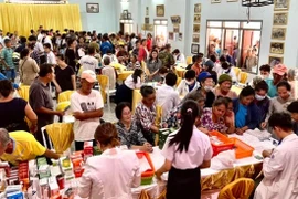 Ciudad Ho Chi Minh extiende apoyo a personas necesitadas en Laos