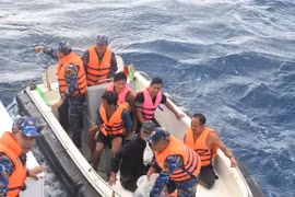 Buque de la Armada rescata a cinco pescadores