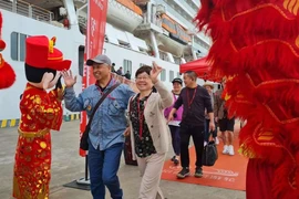 Primer crucero internacional llega al puerto de Ha Long en Tet 2024