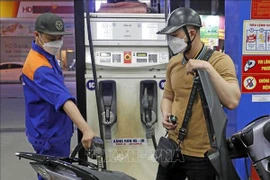 Reducen precios de combustible en Vietnam