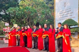 Exposición sobre lago Hoan Kiem desde el pasado hasta el presente