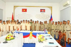 Policías de provincias vietnamita y camboyana impulsan cooperación bilateral