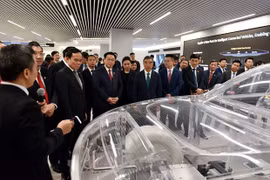 Presidente parlamentario vietnamita se reúne con jefes de principales corporaciones de China