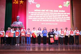 Vicepresidenta entrega obsequios del Tet a personas desfavorecidas en Ben Tre