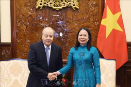 Presidenta interina vietnamita recibe al embajador saliente argelino