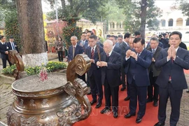 Líder partidista ofrece incienso en Ciudadela Imperial de Thang Long