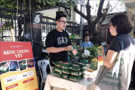 Especialidades del Tet puestas a la venta en feria en Ciudad Ho Chi Minh