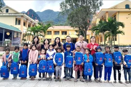 Ofrecen apoyo a estudiantes y personas afectadas por desastres en Quang Binh