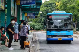 Introducen billetes electrónicos en el servicio de autobuses de Hanoi