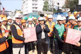 Premier visita a trabajadores de servicio durante el feriado del Tet