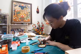 Joven vietnamita desarrolla nueva técnica de esmaltado artístico