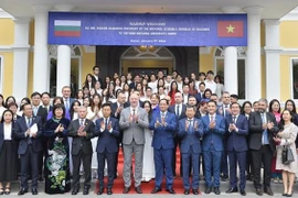 Presidente parlamentario de Bulgaria visita Universidad Nacional de Hanoi
