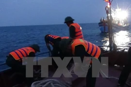 Regresan a tierra pescadores vietnamitas accidentados en el mar