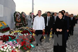 Presidenta parlamentaria de Vietnam rinde tributo póstumo a Fidel Castro 