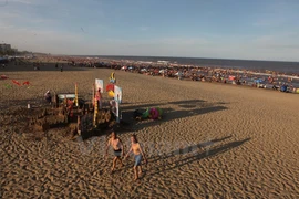 Crece el número de turistas a playa vietnamita