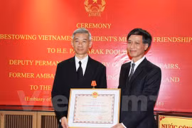 Confiere presidente de Vietnam Orden de Amistad a ex embajador tailandés