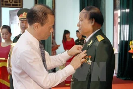 Otorgan distinciones de Laos a excombatientes voluntarios vietnamitas
