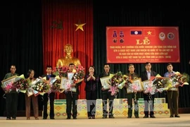 Conceden decoraciones de Laos a soldados voluntarios vietnamitas