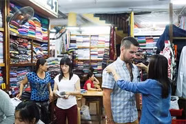 Experimentan confección de ropa a medida en Hoi An
