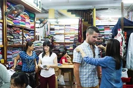 Experimentan confección de ropa a medida en Hoi An