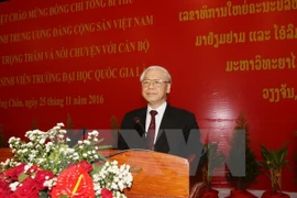 Líder partidista de Vietnam intercambia con universitarios de Laos