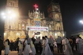 Líderes de provincia vietnamita felicitan a comunidad católica por Navidad