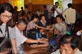 Doctores vietnamitas efectúan programa médico gratuito en Camboya