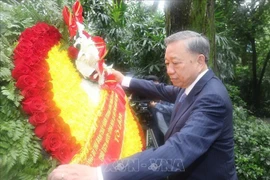 El secretario general del Partido Comunista y presidente de Vietnam, To Lam, deposita flores ante la tumba del mártir Pham Hong Thai. (Fuente: VNA)