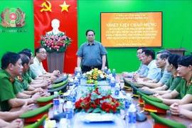 El primer ministro Pham Minh Chinh sostiene una reunión de trabajo con la policía del distrito de Krong Pac. (Fuente: VNA)