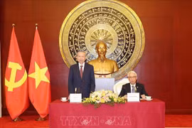 El secretario general del Partido Comunista y presidente de Vietnam, To Lam, visita la Embajada de Vietnam en China y conversa con representantes de la comunidad vietnamita en China. (Fuente: VNA)