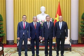 El presidente de Vietnam, To Lam, y los embajadores. (Fuente: VNA)