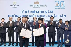 El presidente de la Asamblea Nacional de Vietnam, Tran Thanh Man, y su esposa testimonian la entrega de acuerdo de cooperación. (Fuente: VNA)