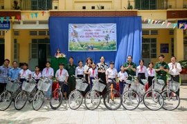 Veteranos de VNA entregan regalos a estudiantes en zona fronteriza de Tay Ninh