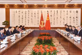 Phan Dinh Trac, miembro del Buró Político, jefe de la Comisión de Asuntos Interiores del Comité Central del Partido Comunista de Vietnam, sostiene un encuentro con Li Xi, miembro del Buró Político, secretario de la Comisión Central para la Inspección Disciplinaria del Partido Comunista de China (PCCh). (Fuente: VNA)