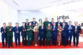 El primer ministro de Vietnam, Pham Minh Chinh, y funcionarios y empleados de Unitel. (Fuente: VNA)