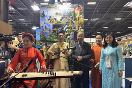 Una actuación de instrumentos folklóricos en el pabellón de Vietnam. (Fuente: VNA)