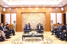 El jefe de la Comisión de Relaciones Exteriores del Partido Comunista de Vietnam, Le Hoai Trung, recibe en Hanoi al canciller chileno, Alberto Van Klaveren. (Fuente: VNA)