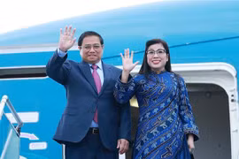 El primer ministro de Vietnam, Pham Minh Chinh, y su esposa parten de Hanoi para visitar tres países de Medio Oriente. Fuente: VNA