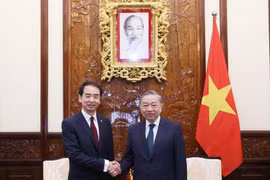 El secretario general del Partido Comunista y presidente de Vietnam, To Lam, recibe en Hanoi al nombrado embajador chino, He Wei. (Fuente: VNA)