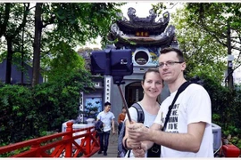 Turistas extranjeros visitan el Templo de Ngoc Son, Hanoi. (Fuente: VNA)