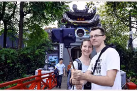 Turistas extranjeros visitan el Templo de Ngoc Son, Hanoi. (Fuente: VNA)