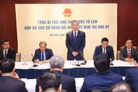 El secretario general del Partido Comunista y presidente de Vietnam, To Lam, dialoga con personal de oficinas de representación de Vietnam en EE.UU. (Fuente: VNA)