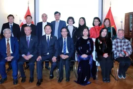 El viceprimer ministro Tran Hong Ha y representantes de la Embajada y la comunidad de vietnamitas en Dinamarca. (Fuente: VNA)