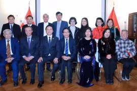 El viceprimer ministro Tran Hong Ha y representantes de la Embajada y la comunidad de vietnamitas en Dinamarca. (Fuente: VNA)